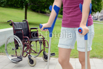 Frau_mit_Gehbehinderung_spaziert_im_Park.jpg