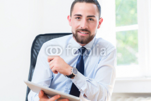 Geschaeftsmann_im_Buero_mit_Tablet_Computer.jpg